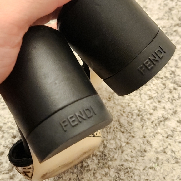 Fendi sandals with a block heel. - Picture 10 of 10
